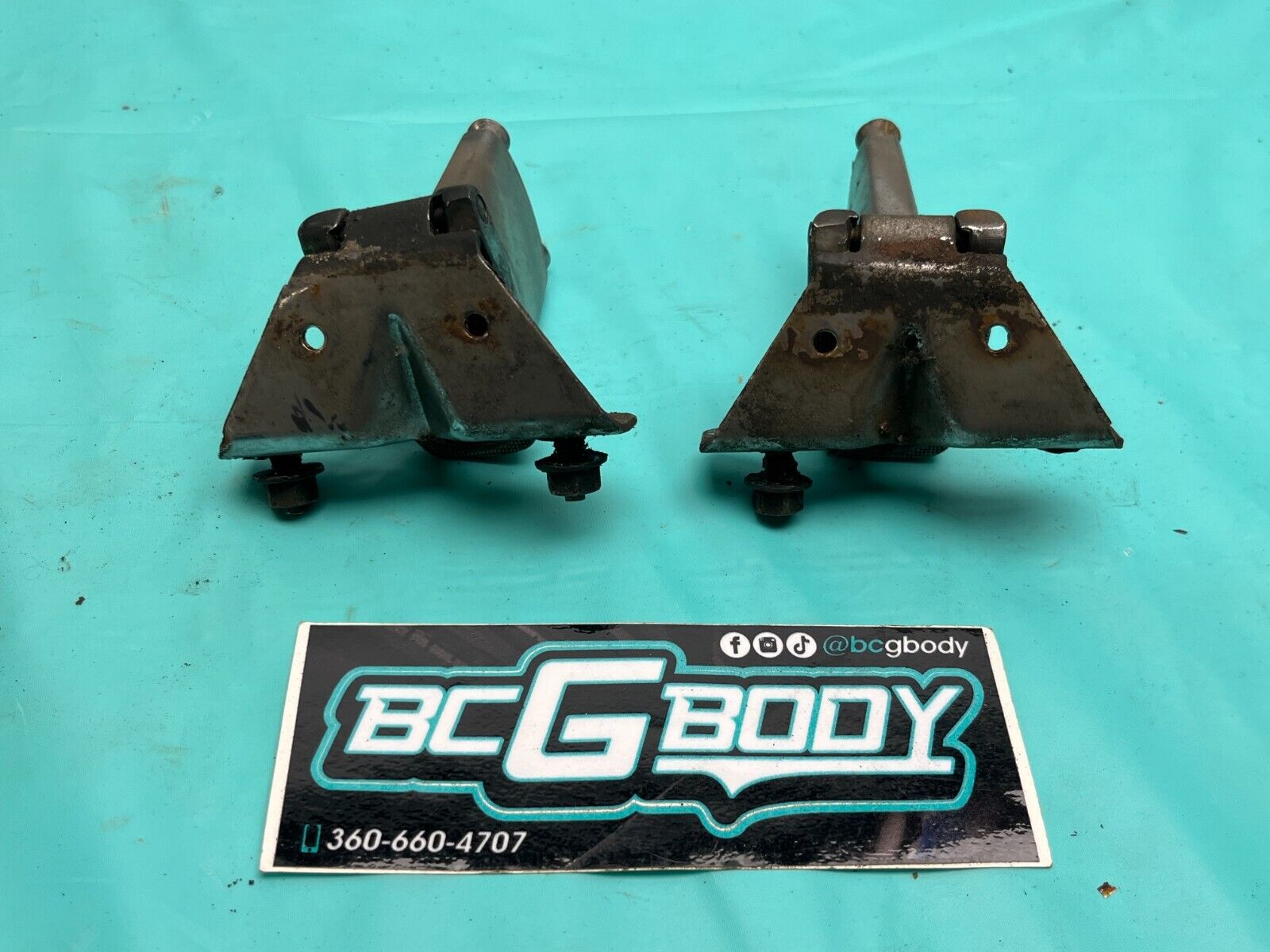 1978-1983 Gbody Malibu Wagon Rear Glass Hinges And Spoiler Mount OEM Genuine GM